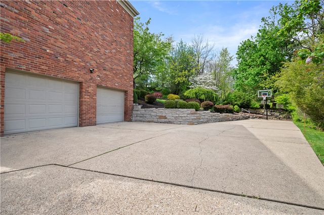6663 Chapel Dr, Bethel Park, PA 15102