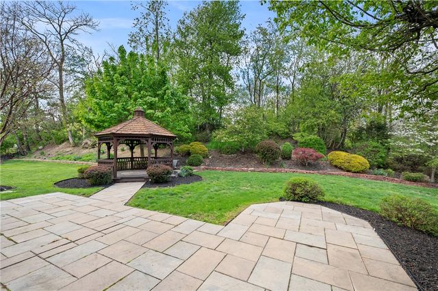 6663 Chapel Dr, Bethel Park, PA 15102