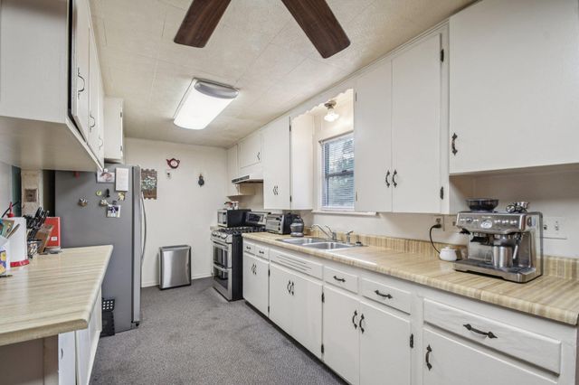 902 Turney ST, Smithville, TX 78957