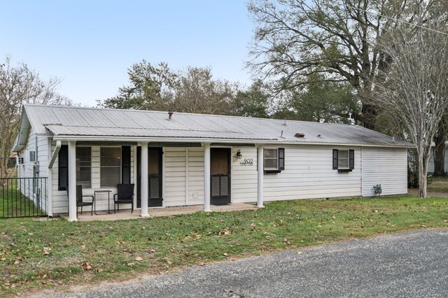 902 Turney ST, Smithville, TX 78957