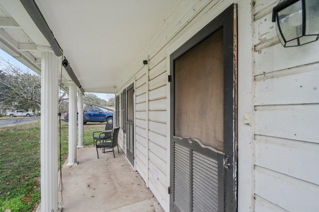 902 Turney ST, Smithville, TX 78957