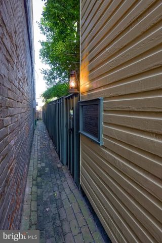 2 S CHARLOTTE ST, Manheim, PA 17545