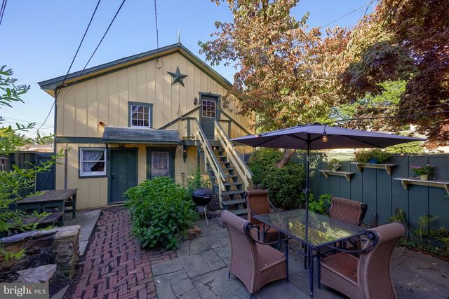 2 S CHARLOTTE ST, Manheim, PA 17545