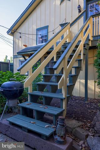 2 S CHARLOTTE ST, Manheim, PA 17545