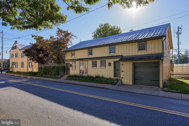 2 S CHARLOTTE ST, Manheim, PA 17545