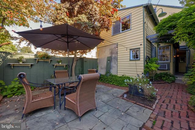 2 S CHARLOTTE ST, Manheim, PA 17545