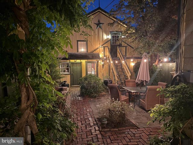 2 S CHARLOTTE ST, Manheim, PA 17545