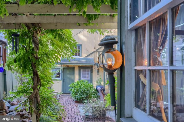 2 S CHARLOTTE ST, Manheim, PA 17545