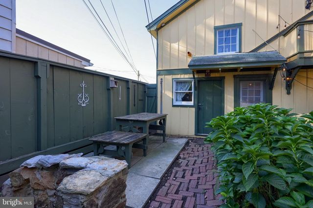 2 S CHARLOTTE ST, Manheim, PA 17545