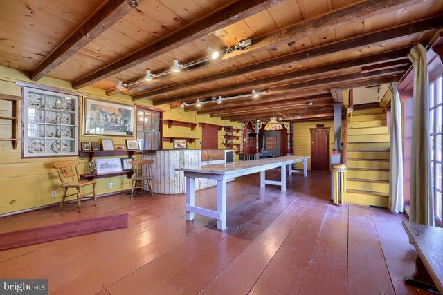 2 S CHARLOTTE ST, Manheim, PA 17545