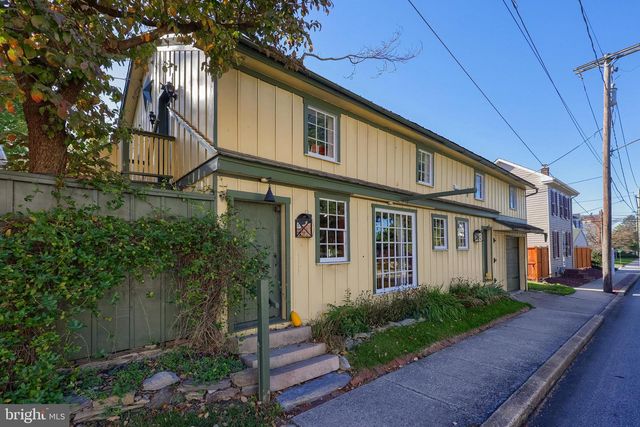 2 S CHARLOTTE ST, Manheim, PA 17545