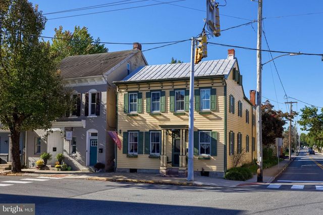 2 S CHARLOTTE ST, Manheim, PA 17545