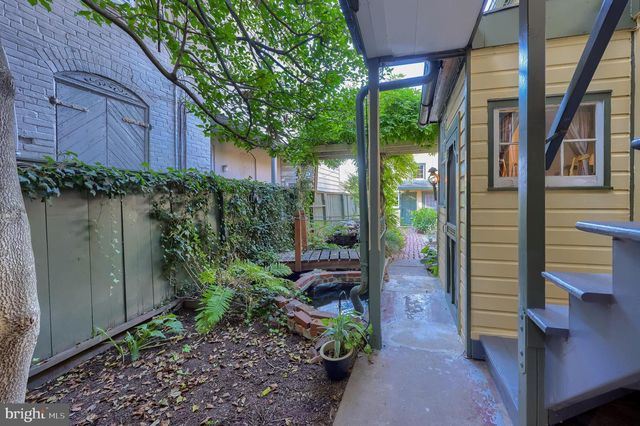 2 S CHARLOTTE ST, Manheim, PA 17545