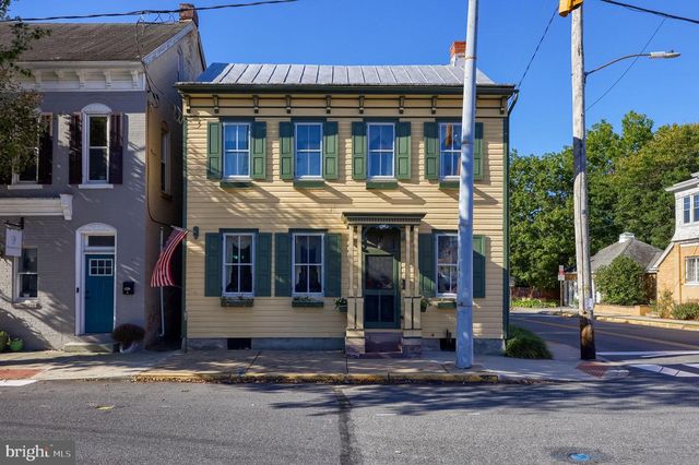 2 S CHARLOTTE ST, Manheim, PA 17545