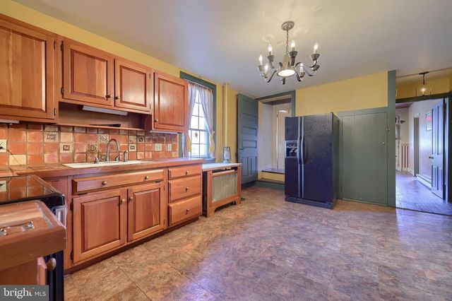 2 S CHARLOTTE ST, Manheim, PA 17545