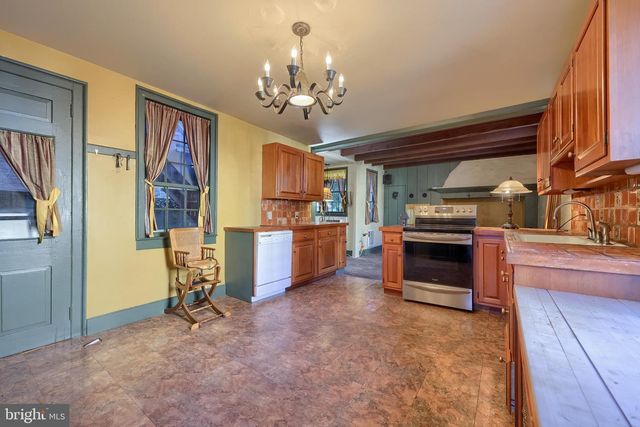 2 S CHARLOTTE ST, Manheim, PA 17545