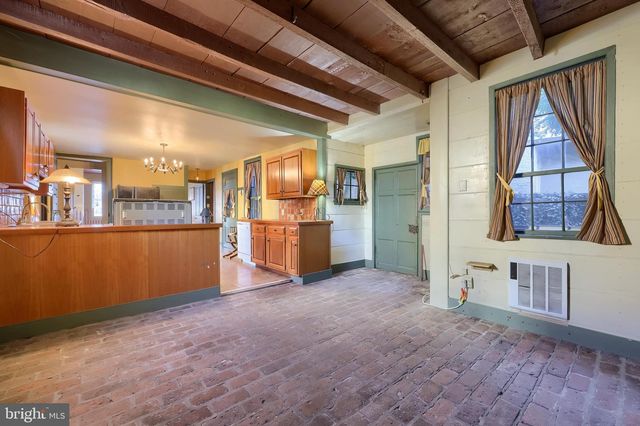 2 S CHARLOTTE ST, Manheim, PA 17545