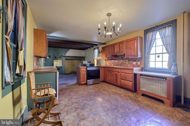 2 S CHARLOTTE ST, Manheim, PA 17545