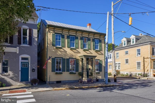 2 S CHARLOTTE ST, Manheim, PA 17545