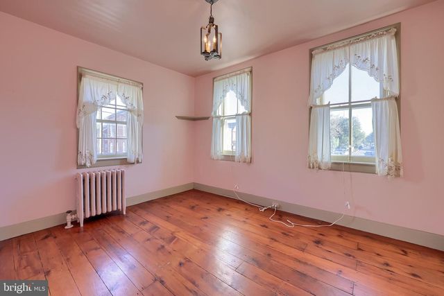 2 S CHARLOTTE ST, Manheim, PA 17545