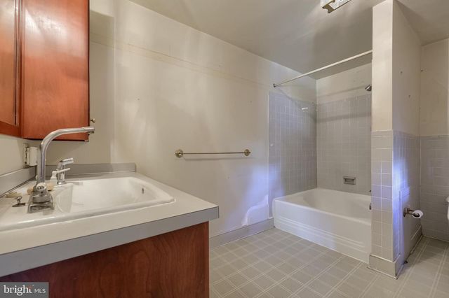 2 S CHARLOTTE ST, Manheim, PA 17545