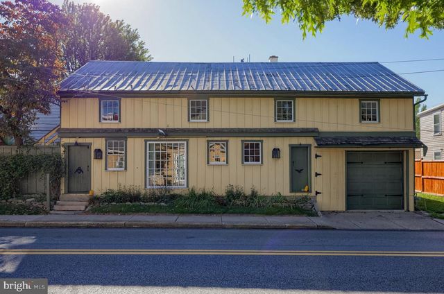 2 S CHARLOTTE ST, Manheim, PA 17545