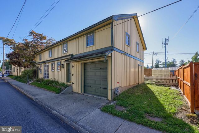 2 S CHARLOTTE ST, Manheim, PA 17545