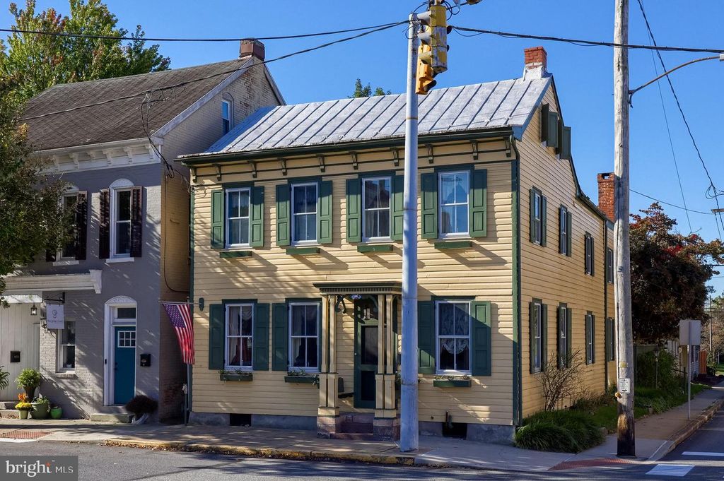 2 S CHARLOTTE ST, Manheim, PA 17545
