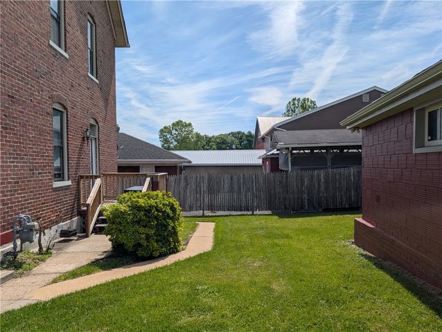 105 Depot St, Youngwood, PA 15697