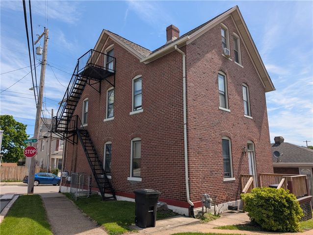 105 Depot St, Youngwood, PA 15697
