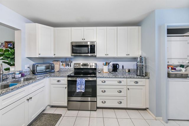 611 WOODLAWN DRIVE 611, Bradenton, FL 34210