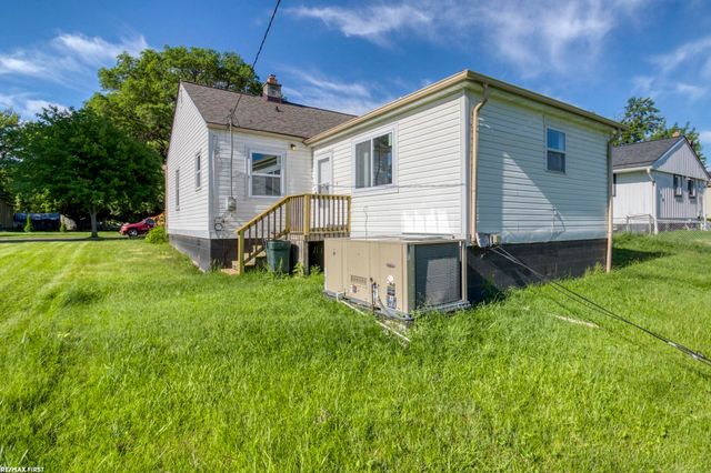 49 Fessenden St Street, Mount Clemens, MI 48043