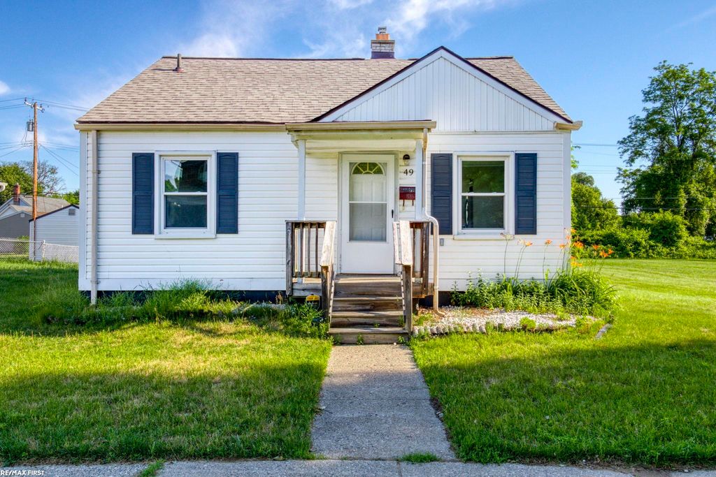 49 Fessenden St Street, Mount Clemens, MI 48043