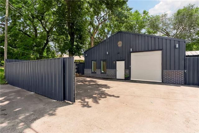 7601 E 67th Street, Kansas City, MO 64133
