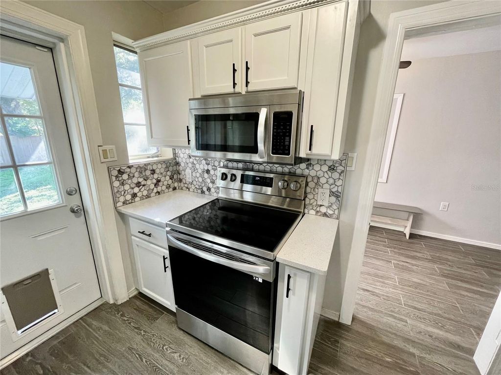 Image 11 of property listing at 706 MISSION DRIVE, Wildwood, FL 34785