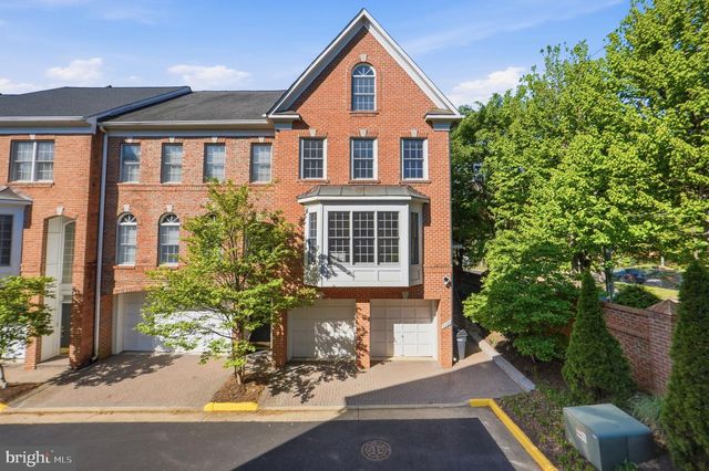 1320 LESSARD LN, Mclean, VA 22101