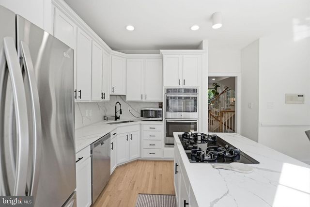1320 LESSARD LN, Mclean, VA 22101