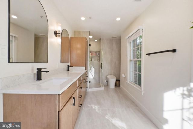 1320 LESSARD LN, Mclean, VA 22101