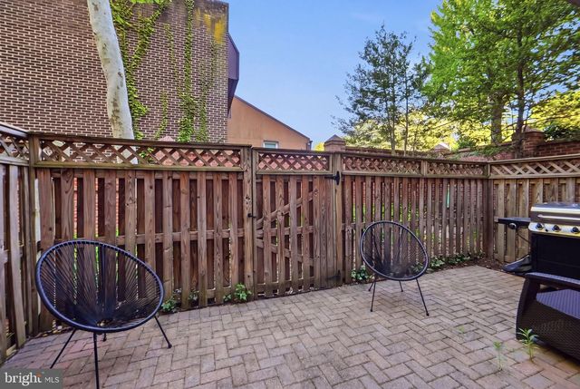 1320 LESSARD LN, Mclean, VA 22101
