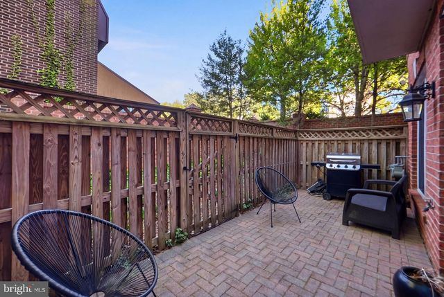 1320 LESSARD LN, Mclean, VA 22101