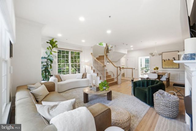 1320 LESSARD LN, Mclean, VA 22101