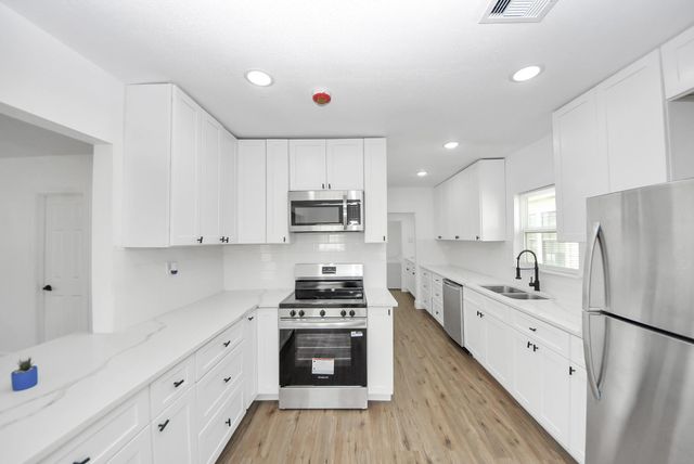 1203 W 6th Street, Freeport, TX 77541