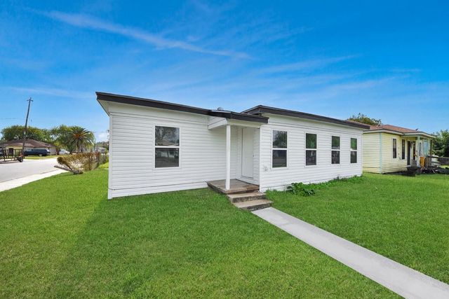 1203 W 6th Street, Freeport, TX 77541