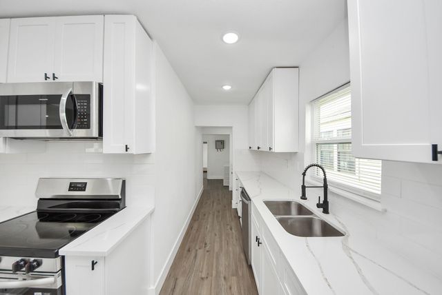 1203 W 6th Street, Freeport, TX 77541