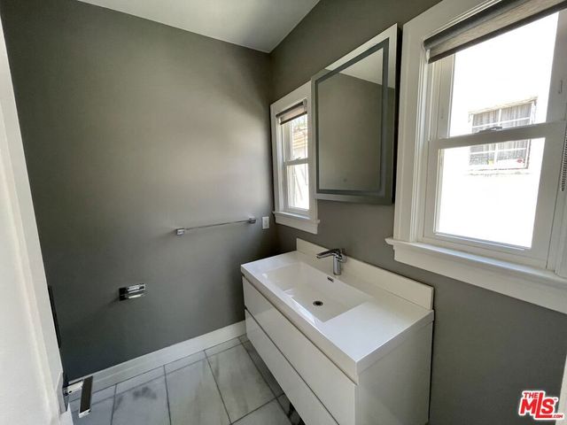 842 S Wooster Street, Los Angeles, CA 90035