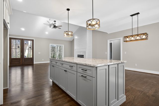 2 Browder Pt, Monterey, TN 38574