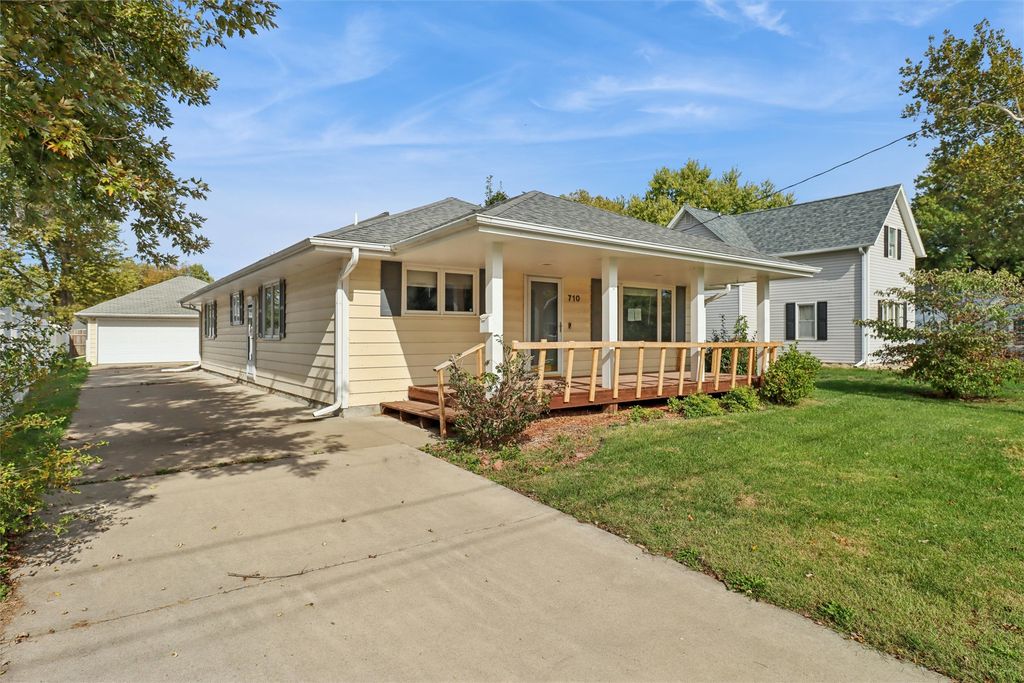 710 W 3rd Avenue, Indianola, IA 50125