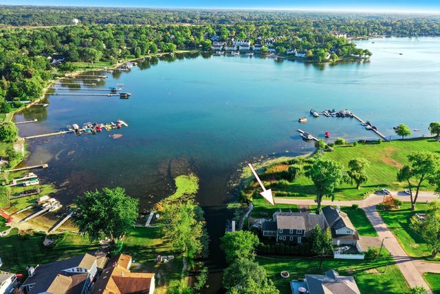 827 Edgewater Parkway, Wauconda, IL 60084
