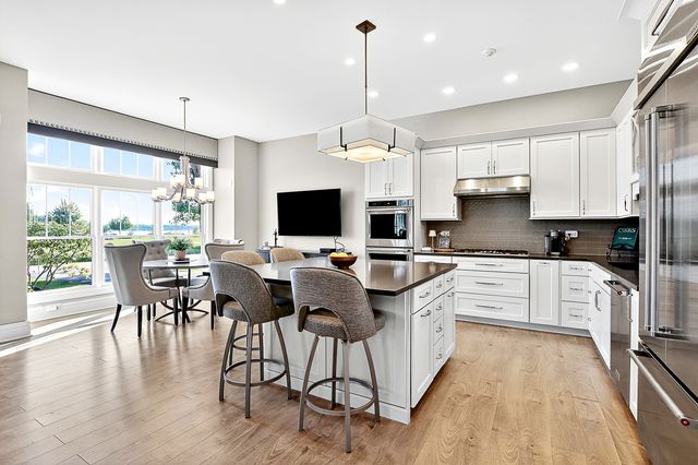 827 Edgewater Parkway, Wauconda, IL 60084