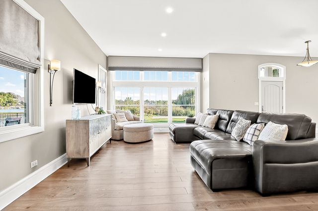827 Edgewater Parkway, Wauconda, IL 60084